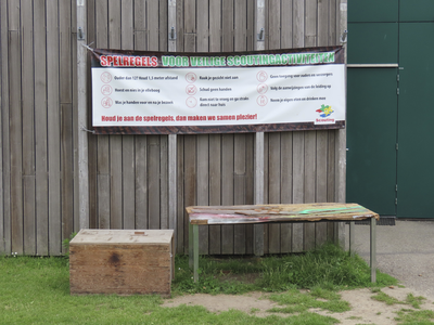 901721 Afbeelding van de 'Spelregels voor veilige scoutingactiviteiten' tijdens de coronaperiode, opgehangen op het ...